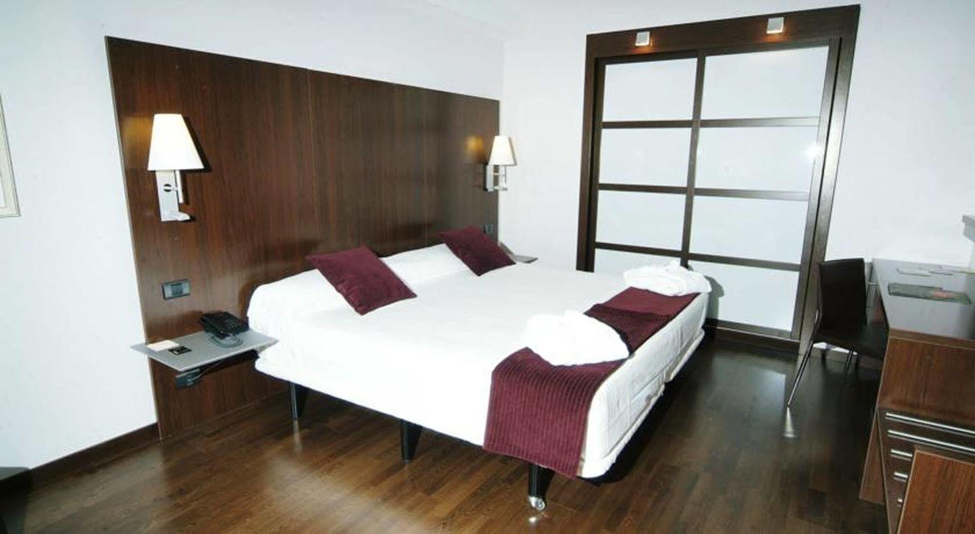 Eurostars Reina Felicia Hotel ฮากา ภายนอก รูปภาพ